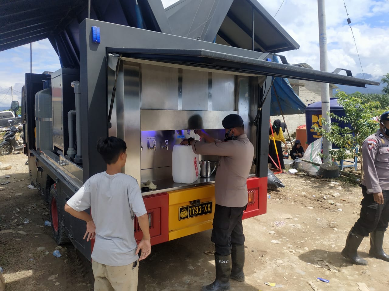 Bantu Warga di Masamba, Brimobda Sultra Kirim Mobil Water There